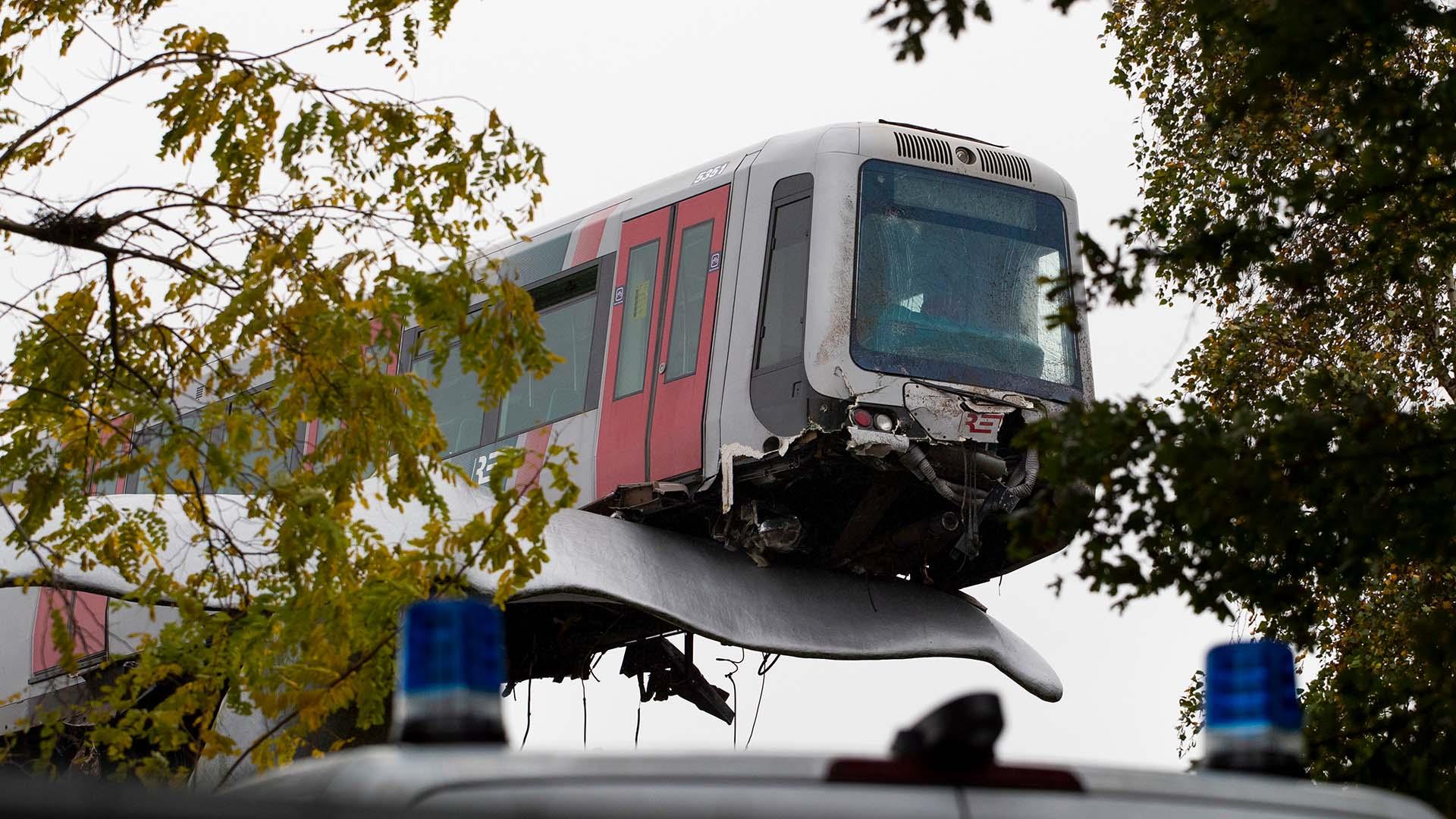 Train dangling