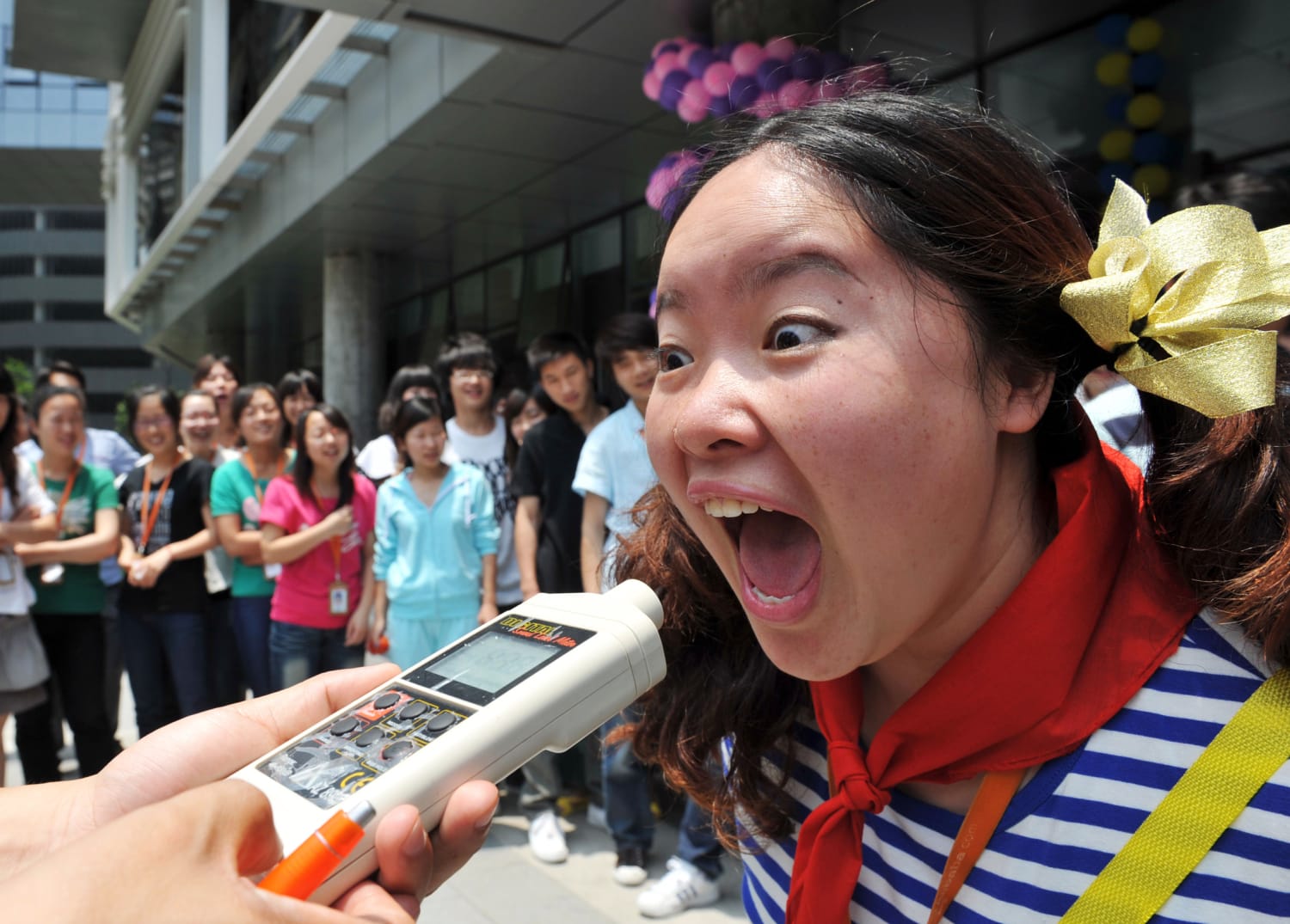 Китаянка в очках из Гуанчжоу сосет хуй соседу американцу в честь знакомства