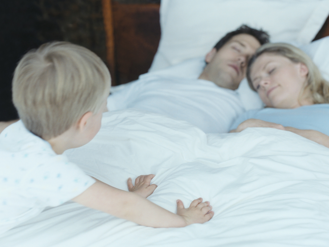 Мачеха играет в постели в любовь с приёмными сыном и дочерью
