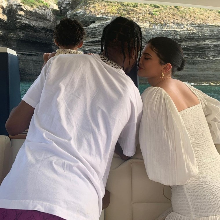 Kylie Jenner Y Travis Scott Eligieron Un Segundo Nombre Para Wolf