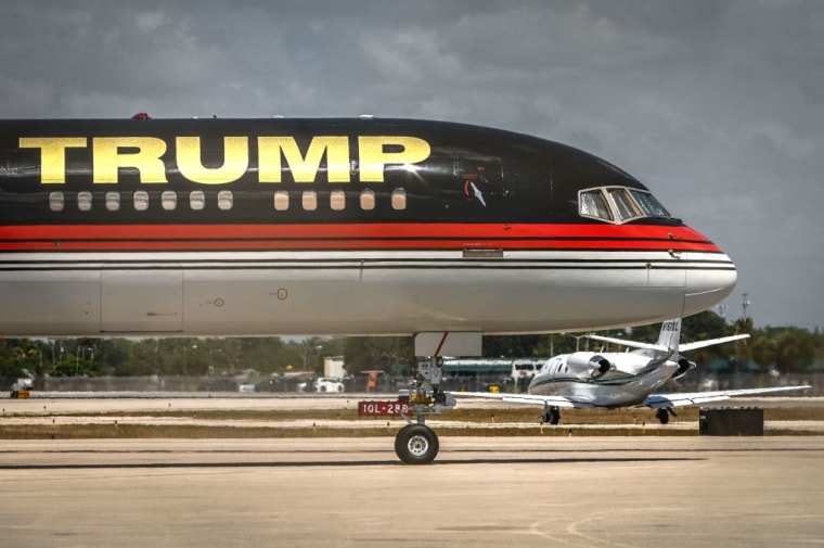 Donald Trump Llega A Nueva York Para Presentarse El Martes Ante Una