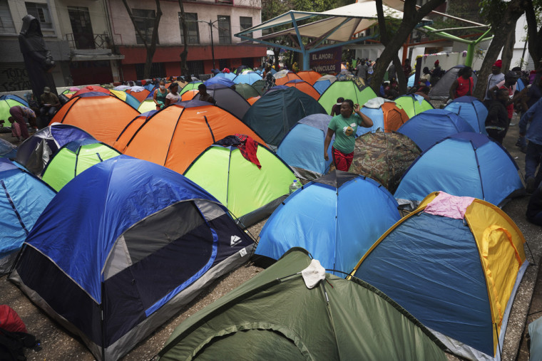 México inicia el traslado de migrantes al interior del país para