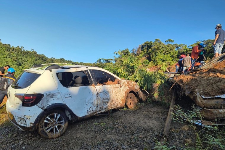 Al Menos Personas Han Muerto Tras Los Derrumbes En Una Carretera De