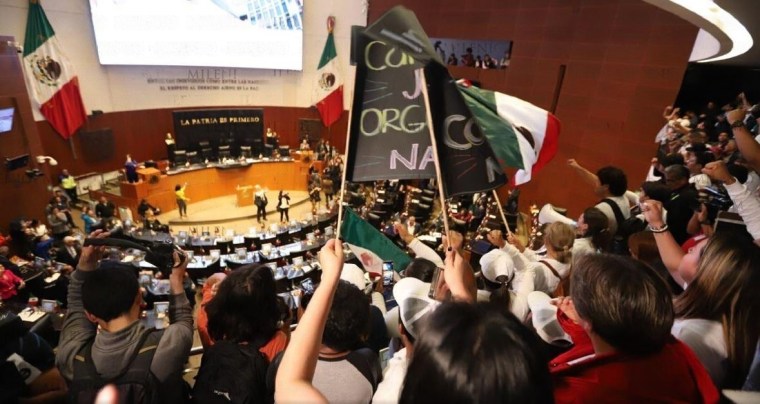 Manifestantes irrumpen en el Senado de México e interrumpen el debate