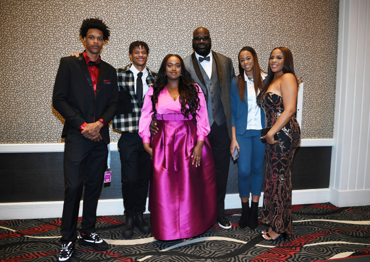 Shaquille O'Neal (4th R) and his children.