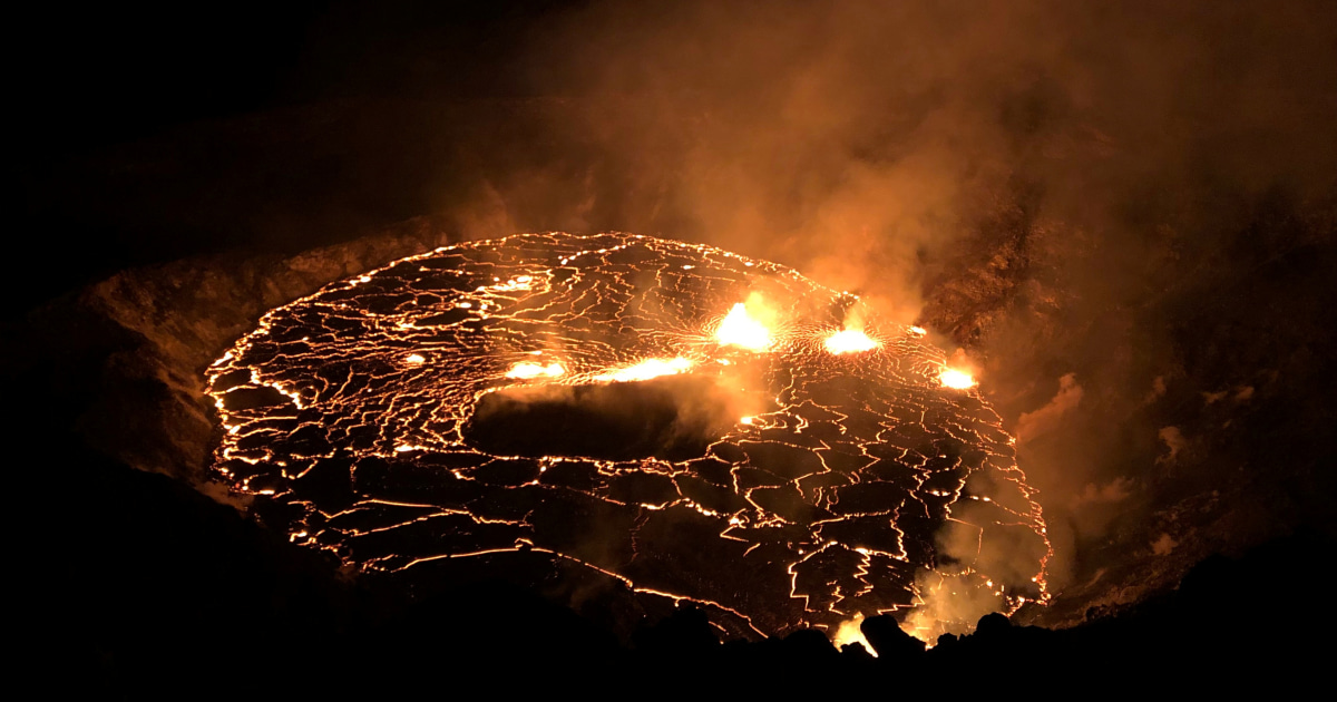 El volcán Kilauea hace erupción y forma un lago de lava en su cráter