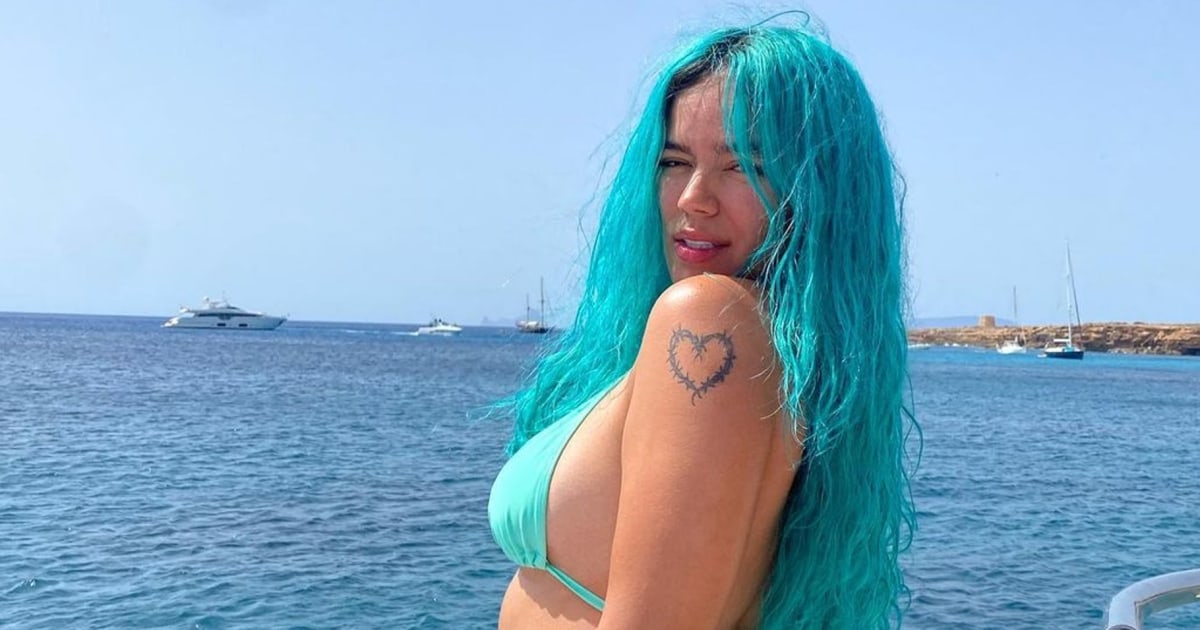 Karol G luce sus curvas en diminuto bikini azul y casi enseña de más