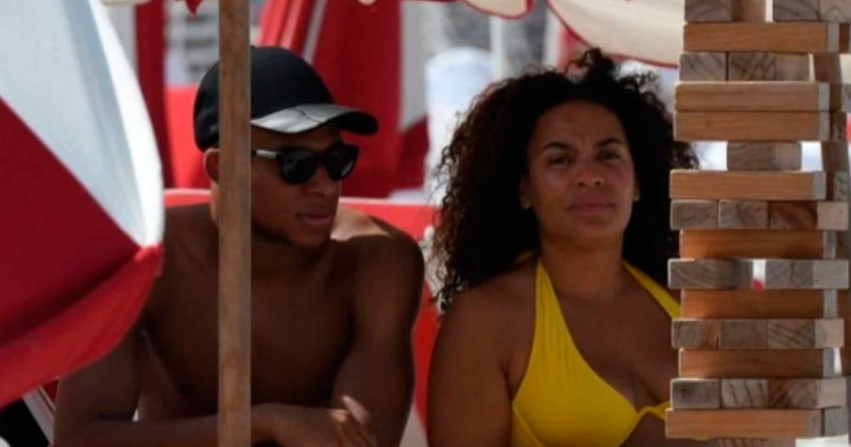 Quién es la chica que acompaña a Kylian Mbappé en sus vacaciones