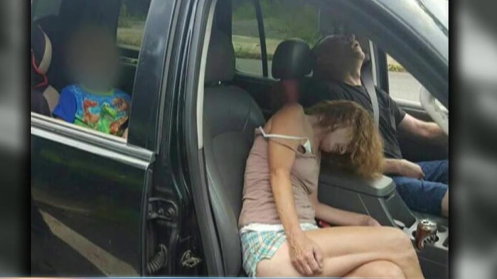 Милая водительница играет вибратором в машине порно фото бесплатно