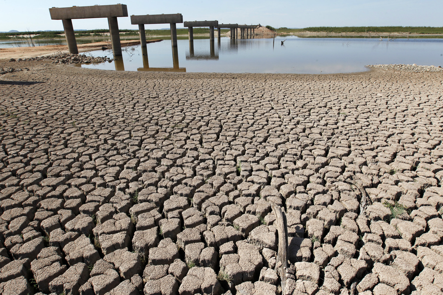 Погода засуха. Засуха 2д. Картинка наводнение и засуха. Drought Syrdarya. Текстура озера и засуха.