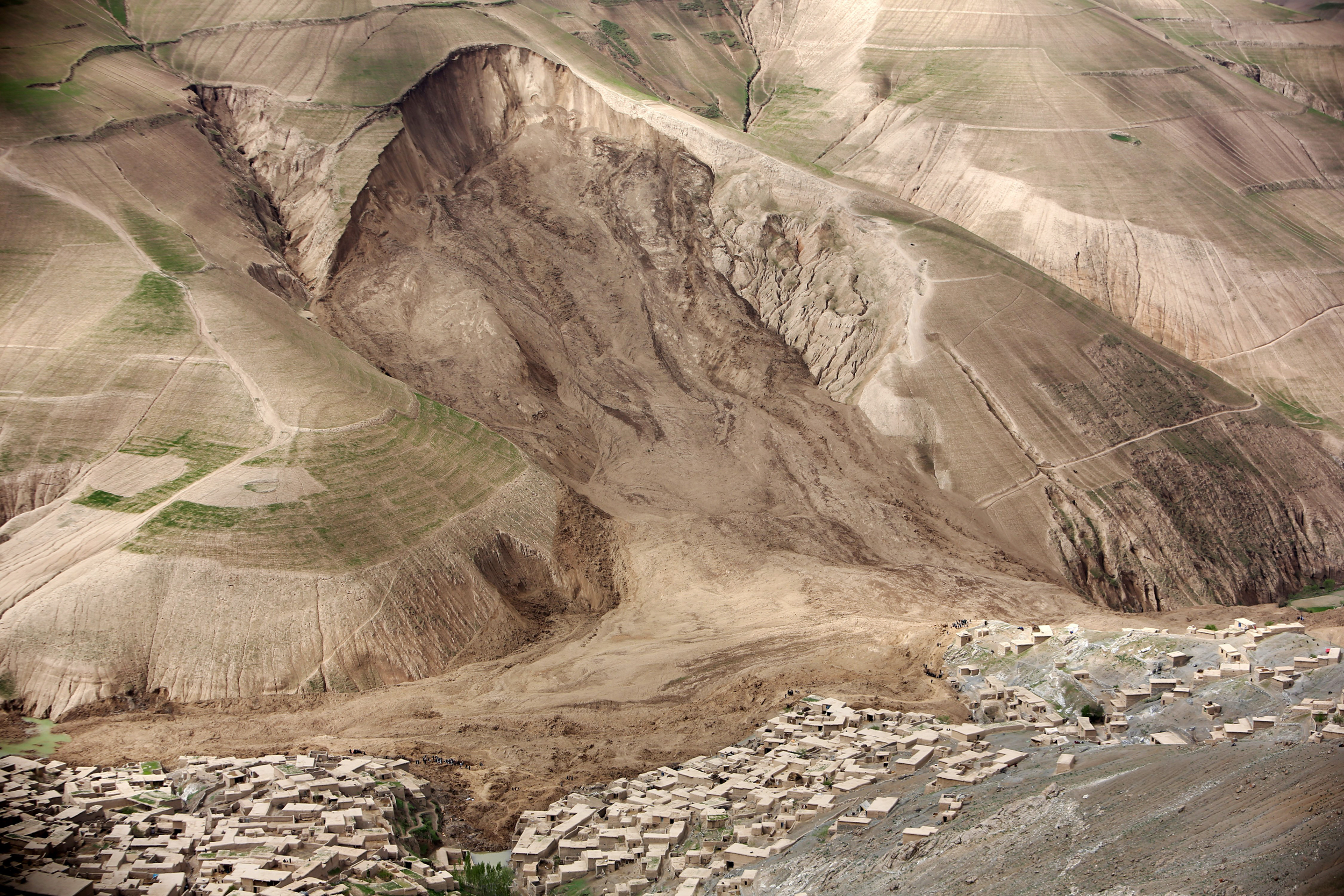 Обвалы земли. Харт Маунтинз оползень. Оползень в провинции Бадахшан (2014). Циркообразные оползни. Очень крупные оползни.
