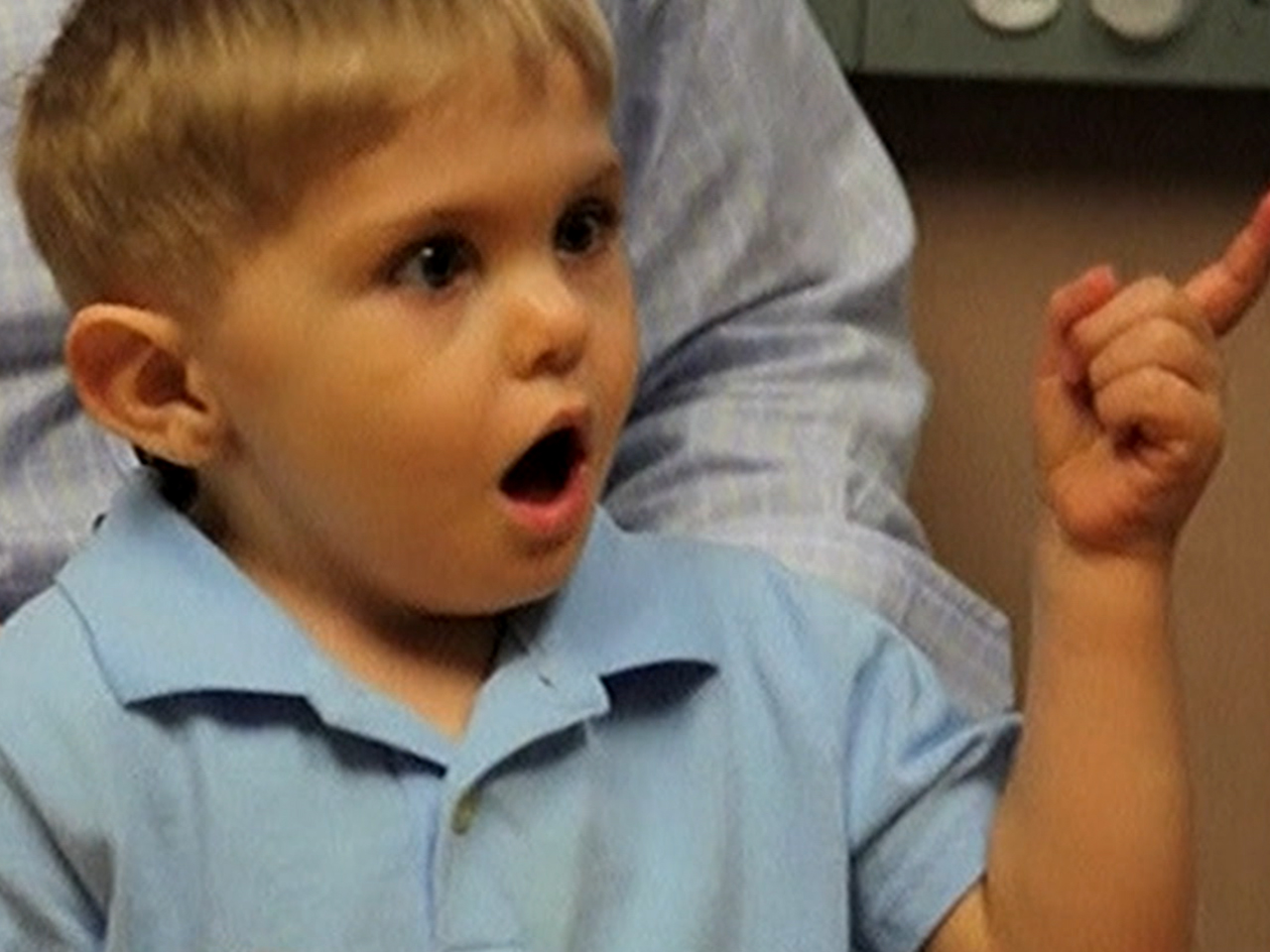 Ребенок впервые слышит. Дети с нарушением слуха. Малыш реагирует на звуки. Девочка впервые. Голос мамы в голове.