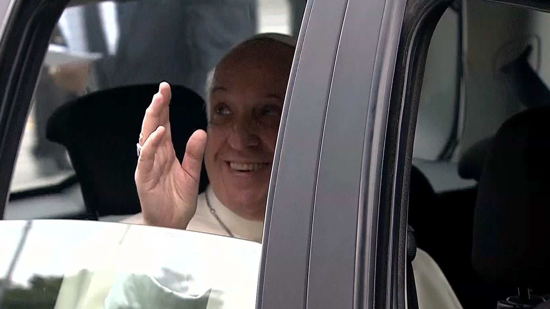 Машина папы Римского. Папа Римский за дверью прикол. Фотография папа Римский свет из двери. Папа Римский на велосипеде.