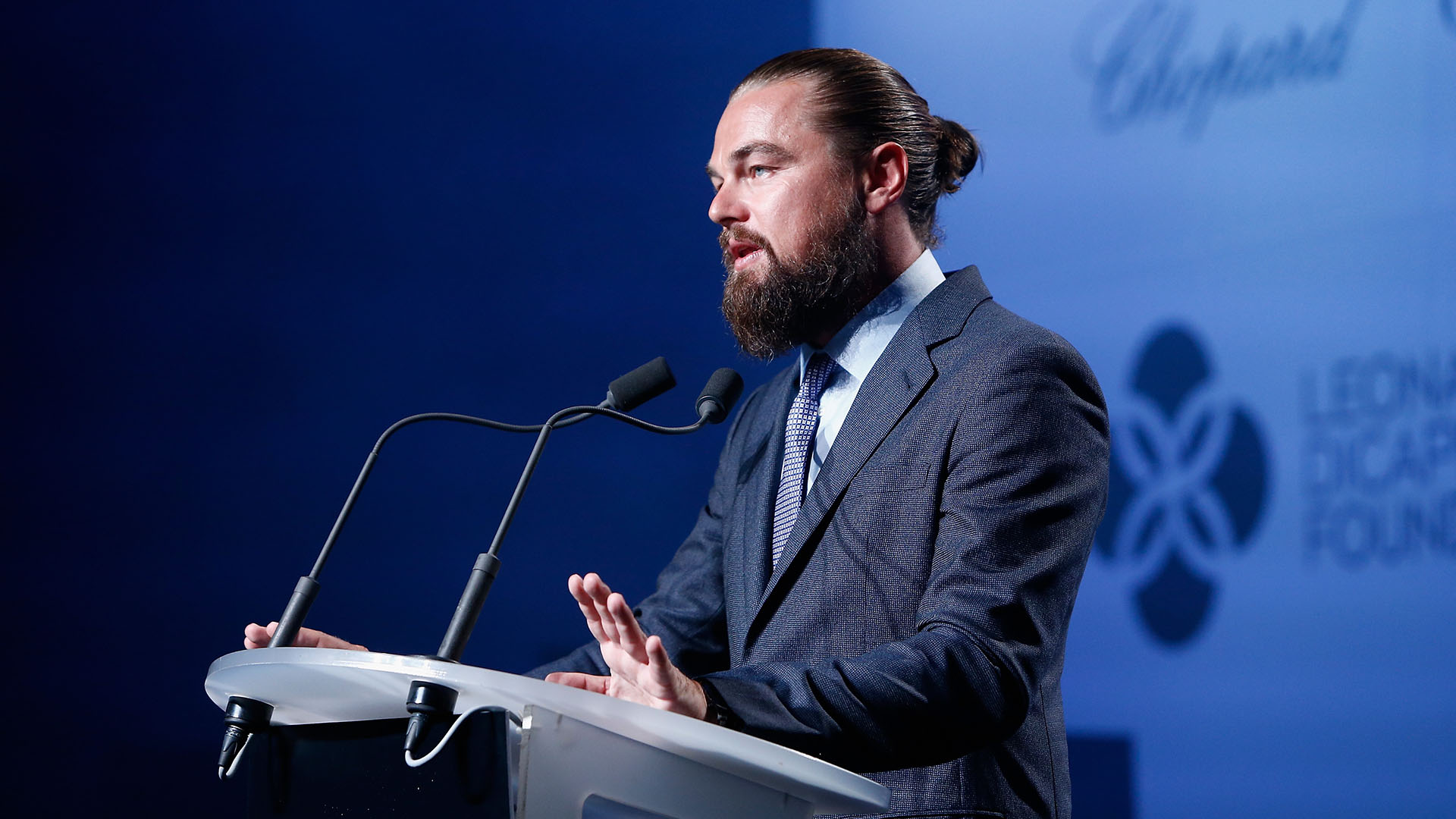 Ever ok. Ди Каприо man bun.