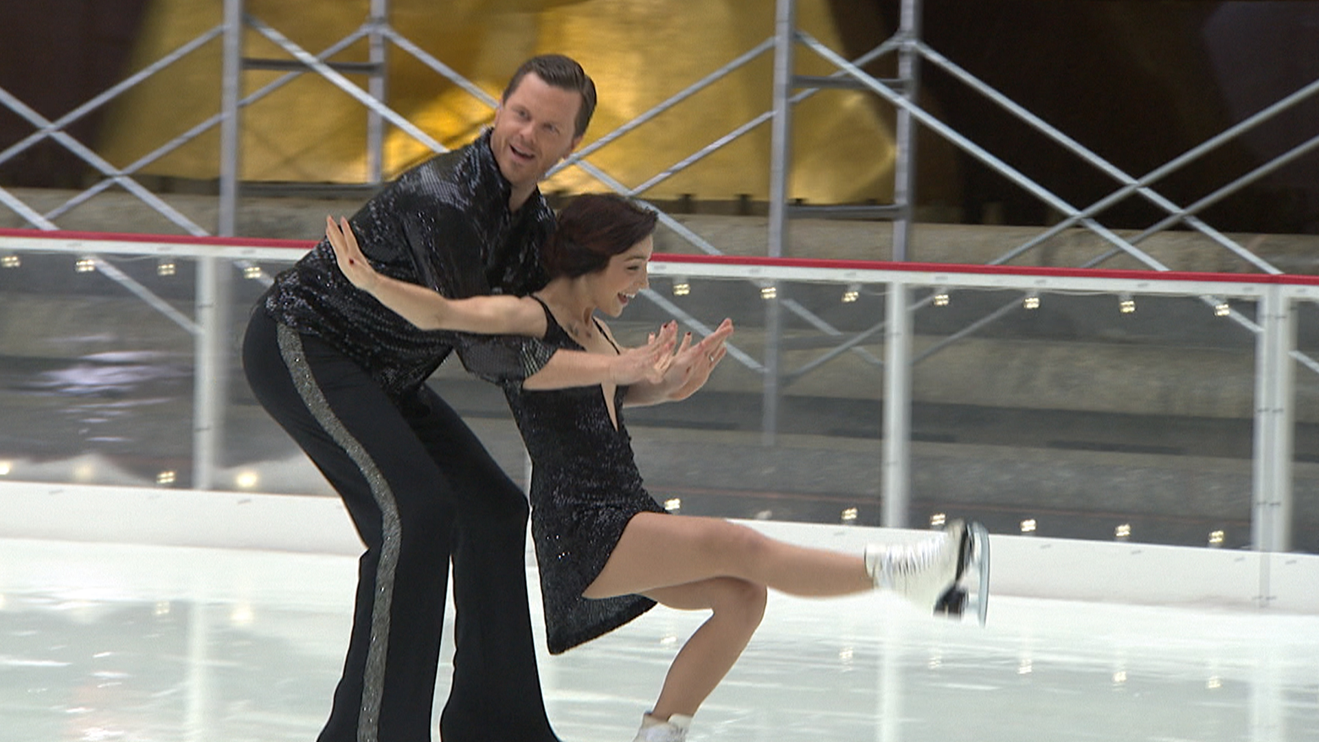 Willie and Meryl Davis take on Tamron and Charlie White on the ice 