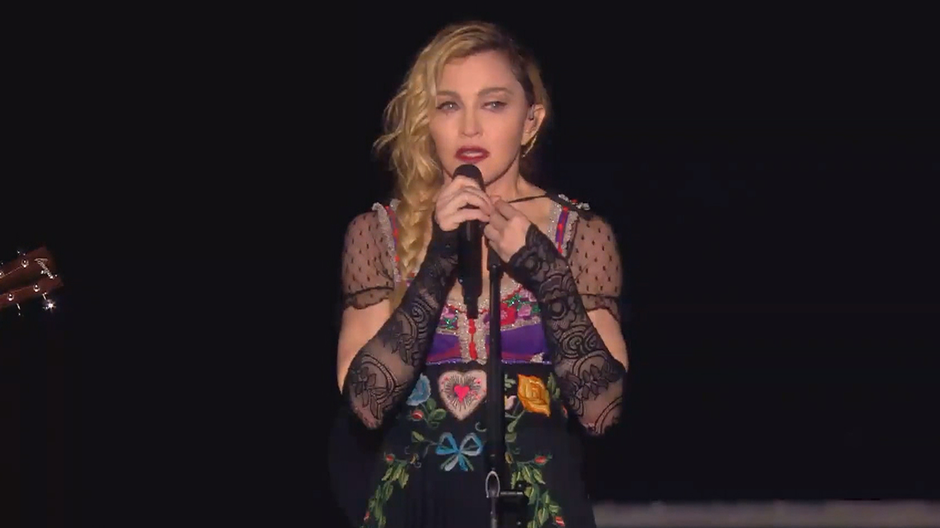 Мадонна ю. Madonna crying. Мадонна кричит. Мадонна в Париже концерт 1987. Мадонна плачет.