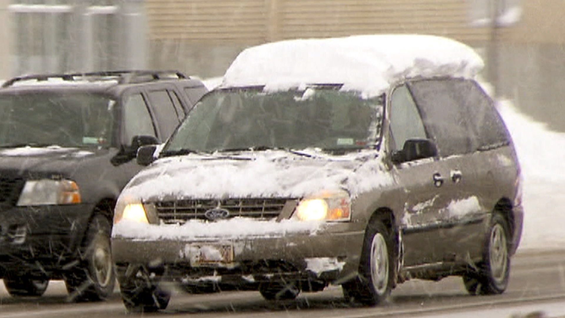 Опасно ли сейчас ездить. Снег на крыше машины. Машина с сугробом на крыше. Сугроб на крыше автомобиль. Едет на крыше машины.