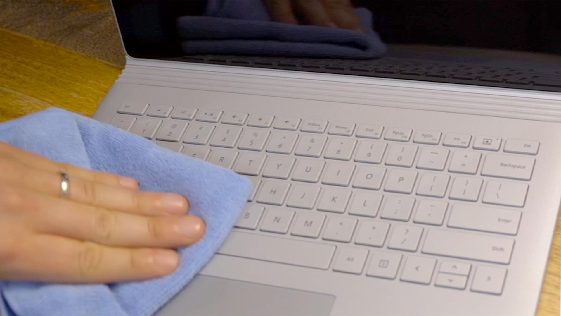 Что можно делать на ноутбуке. Салфетка для ноутбука на клавиатуру. MACBOOK протерлась клавиатура ноутбука. Защитная салфетка на клавиатуру. Протёр тряпочкой клавиатуру.