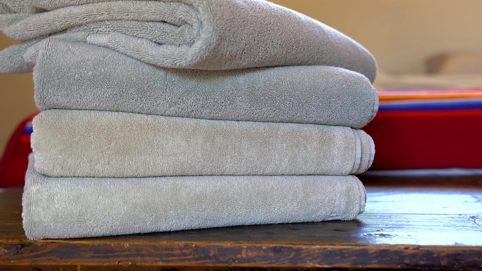 Why you smell that towel. Полотенце старое. полотенца влажные чисто дома. get a towel.