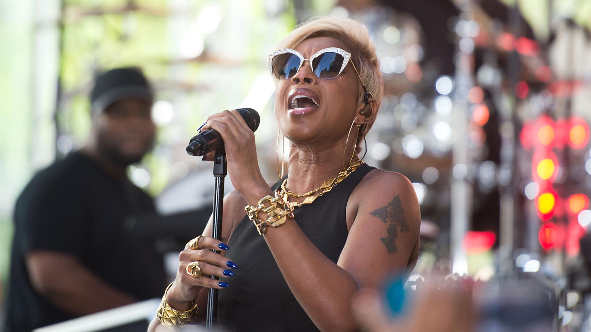 Mary J. Blige performs 'Thick of It' live on the TODAY plaza.
