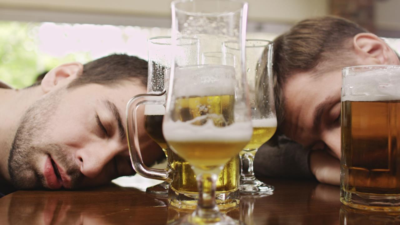 Пьяную двое видео. Два пьяных интеллигента. Два пьяных капитана. Интеллигенты выпивают.