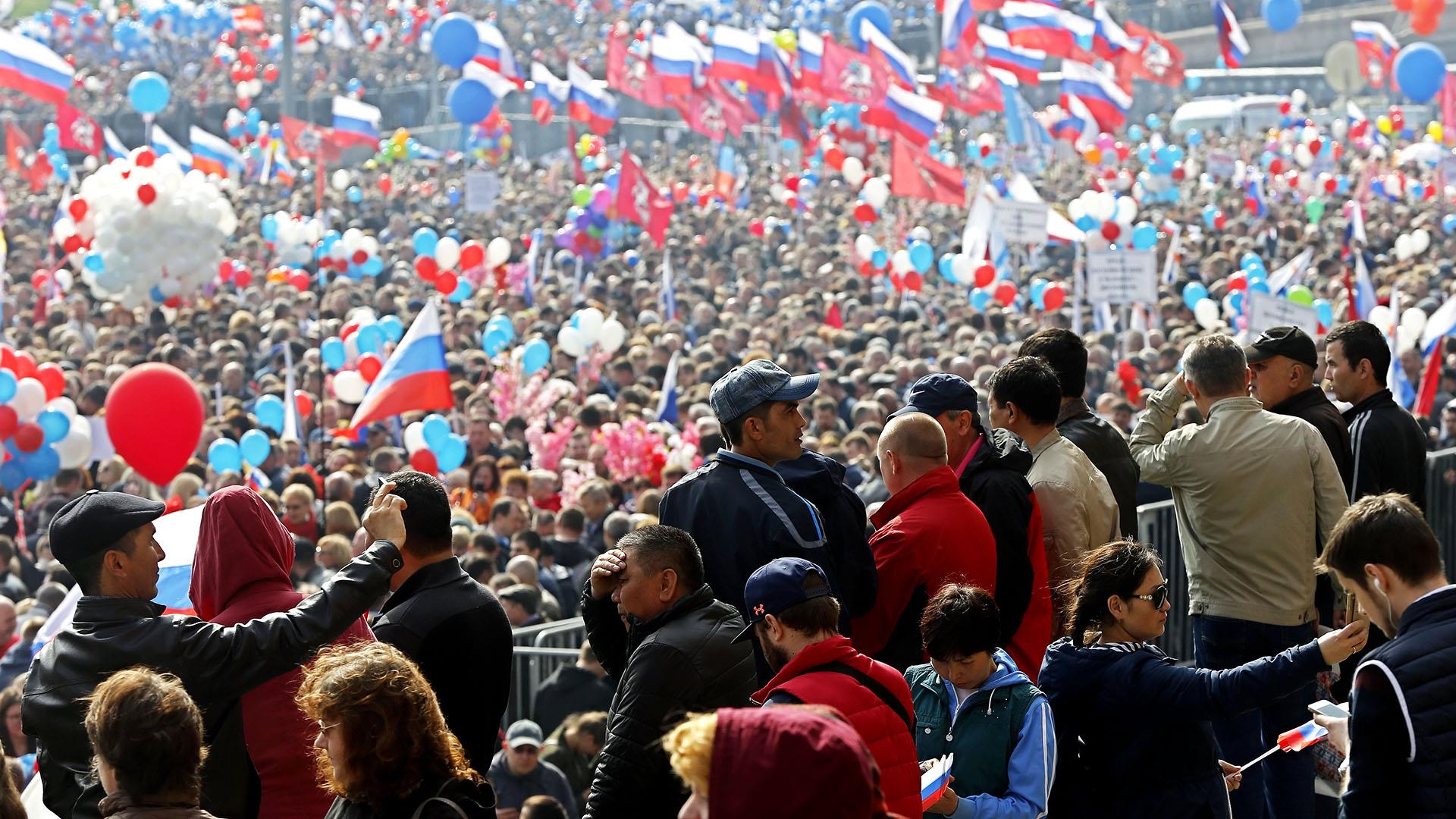 March around. May day march. день анзака марш. marching around the world.