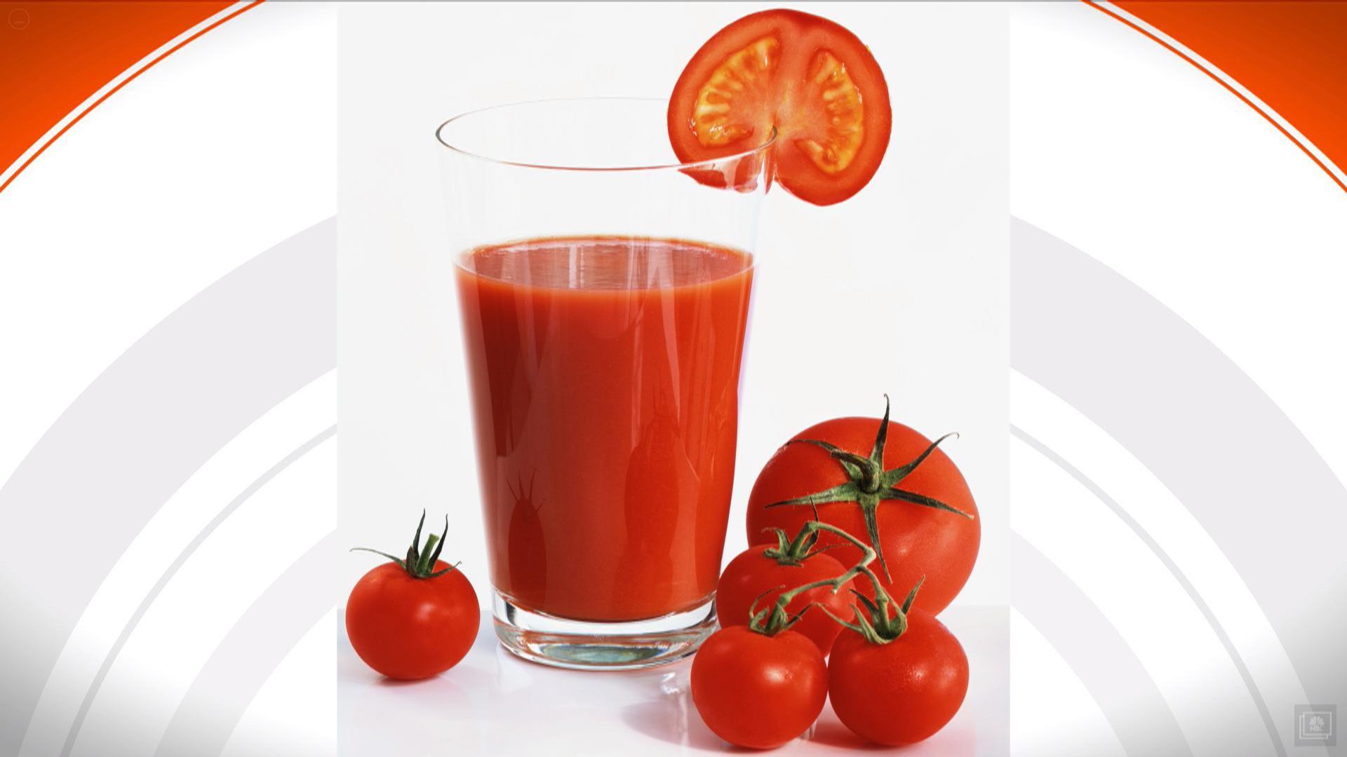 Томатный сок в самолете почему. Стакан томатного сока. Солнечный томатный сок. Томатный сок этикетка. Томатный сок при похудении.