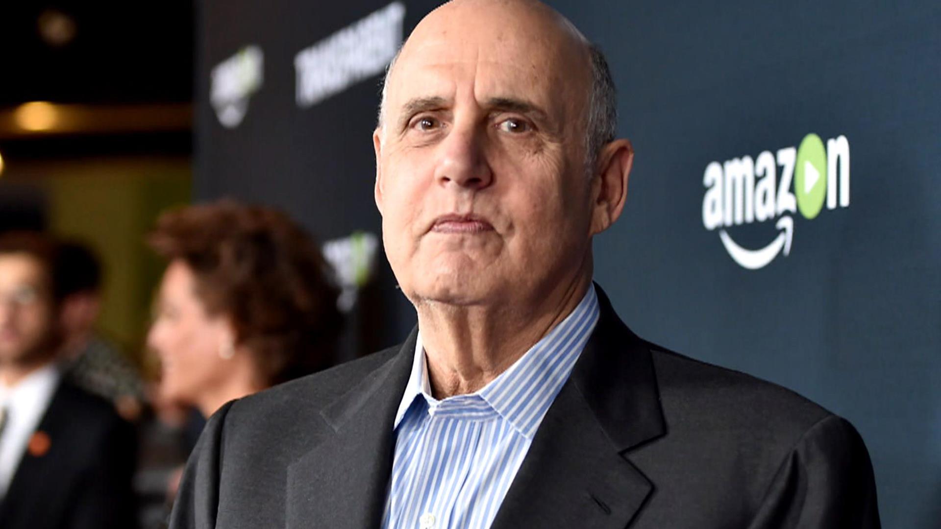 Jeffrey Tambor parla en primer llocJeffrey Tambor parla en primer lloc  