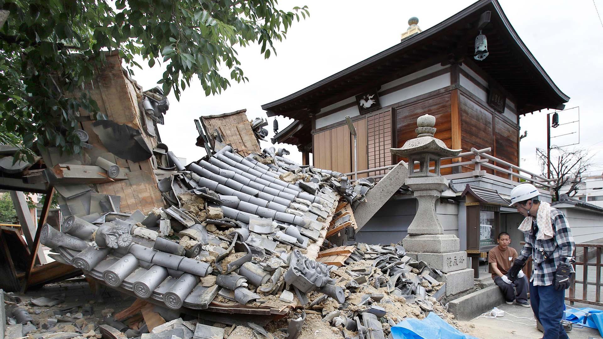 Earthquake near. Землетрясение в Кобе 1995. Великое Восточно-японское землетрясение. Великое землетрясение Восточной Японии. Великое Восточно-японское землетрясение 2011 года.