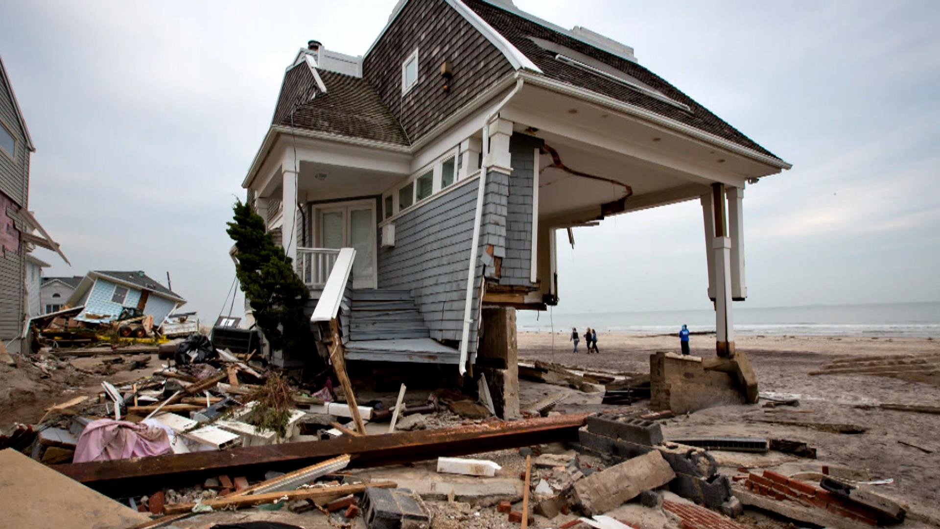 House breaking. Шторм Хаус. Hurricane House. Hurricane destroy House. Destroyed House.