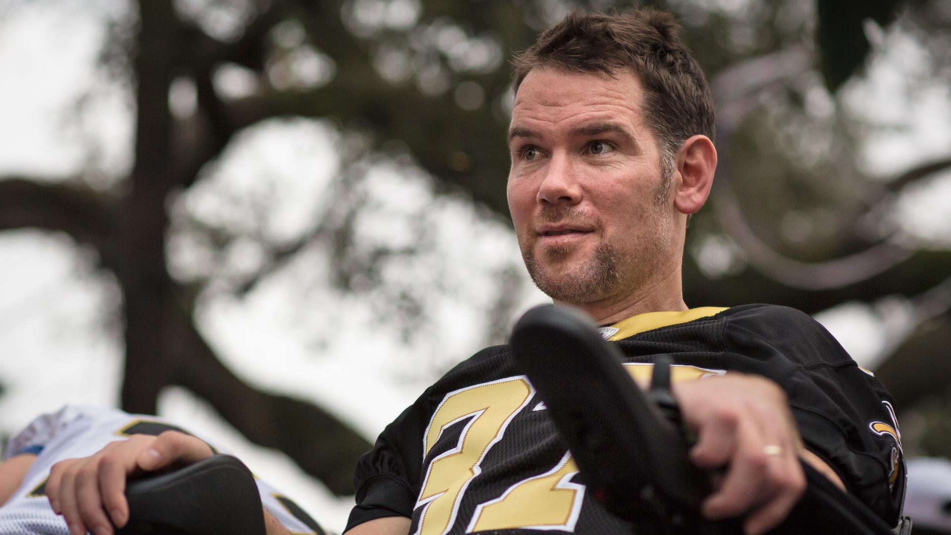 Microsoft helps Steve Gleason sign autographs with his eyes - Sports  Illustrated