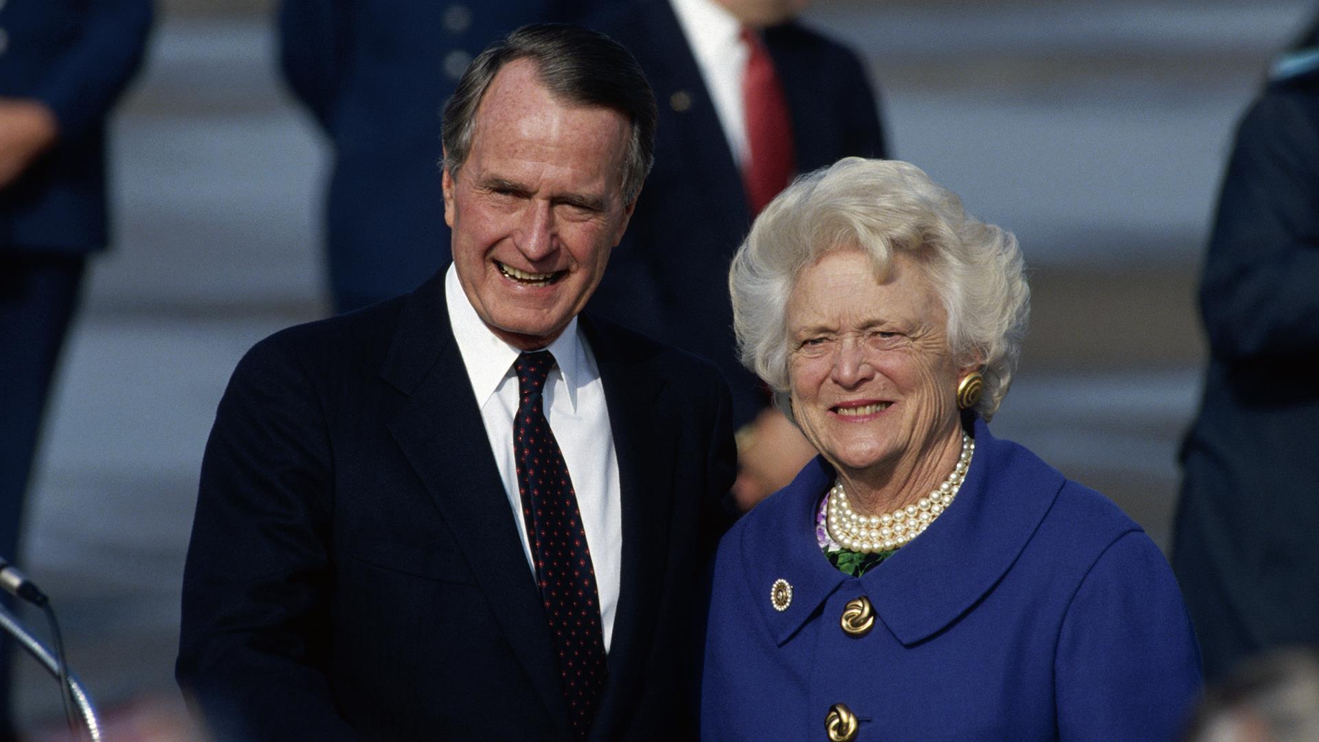 Жена джорджа буша старшего. Барбара Джордж Буш старший. Джордж Буш старший и Барбара Буш. Барбара и Джордж Буш в молодости. Джордж Буш семья.
