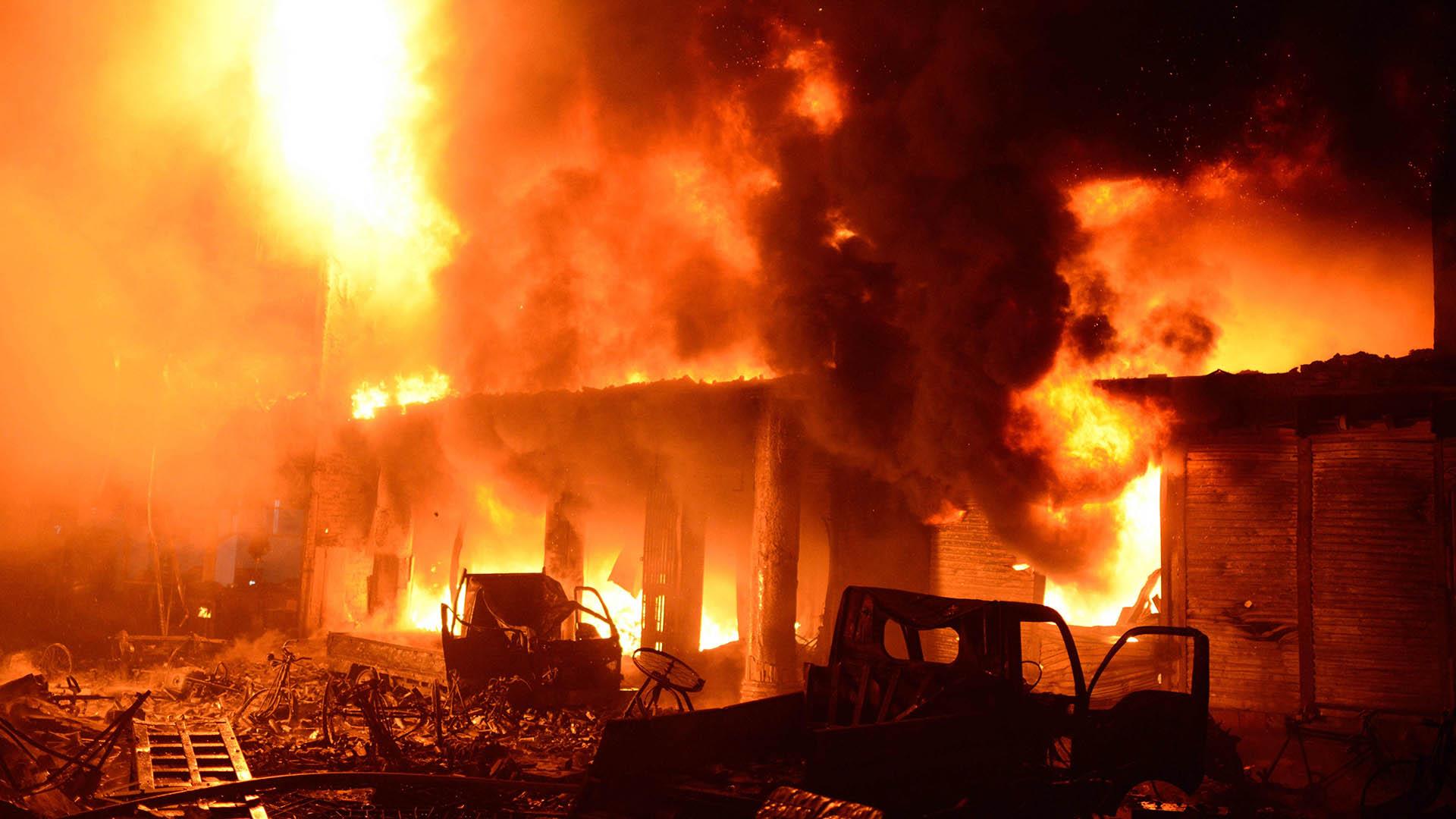 Fire swept through a furniture warehouse. Пожар в Дакке. Burning City. Burned City. Burn House