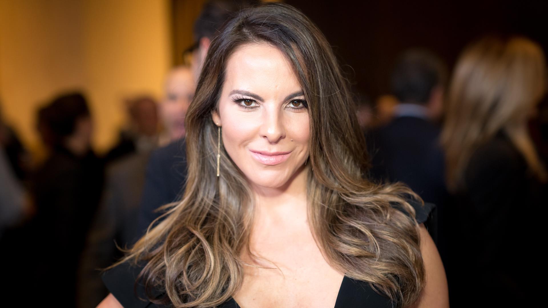 Кейт дель кастильо. Кейт дель Кастильо Kate del Castillo. Омбре дель Кастильо. Kate del Castillo private. Kate del Castillo Red Dress.