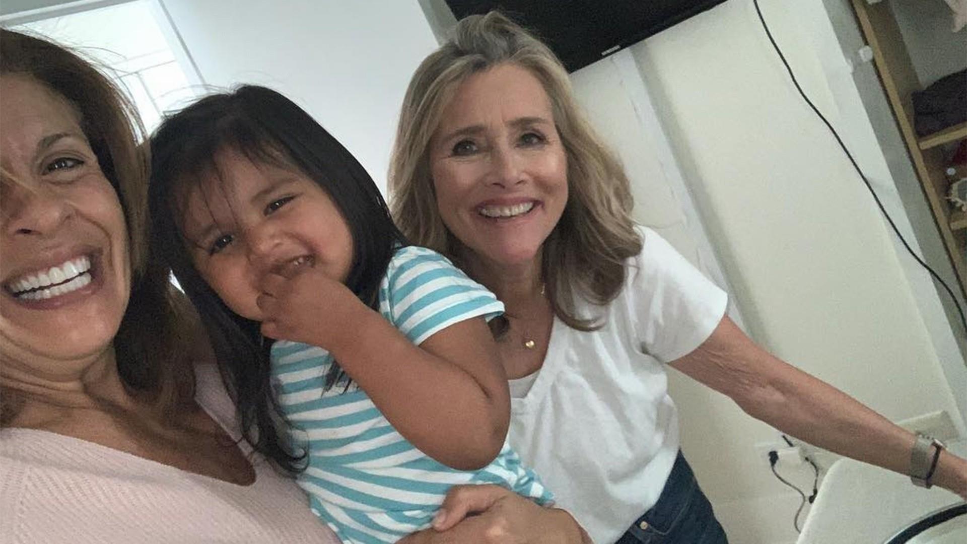 She visit her friend. Meredith Vieira 2023. Meredith Vieira, Savannah Guthrie, and Jenna Bush Hager as the moms in the SNL mom Jeans Sketch.
