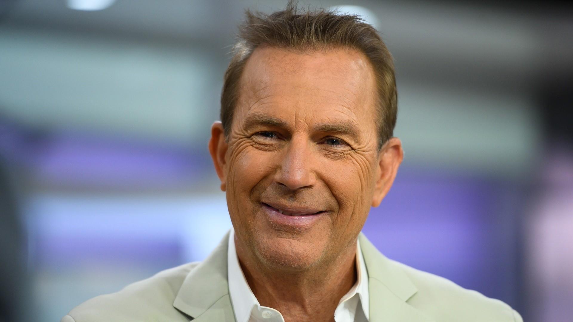 Yellowstone's Kevin Costner Kicks Off NFL Sunday: VIDEO