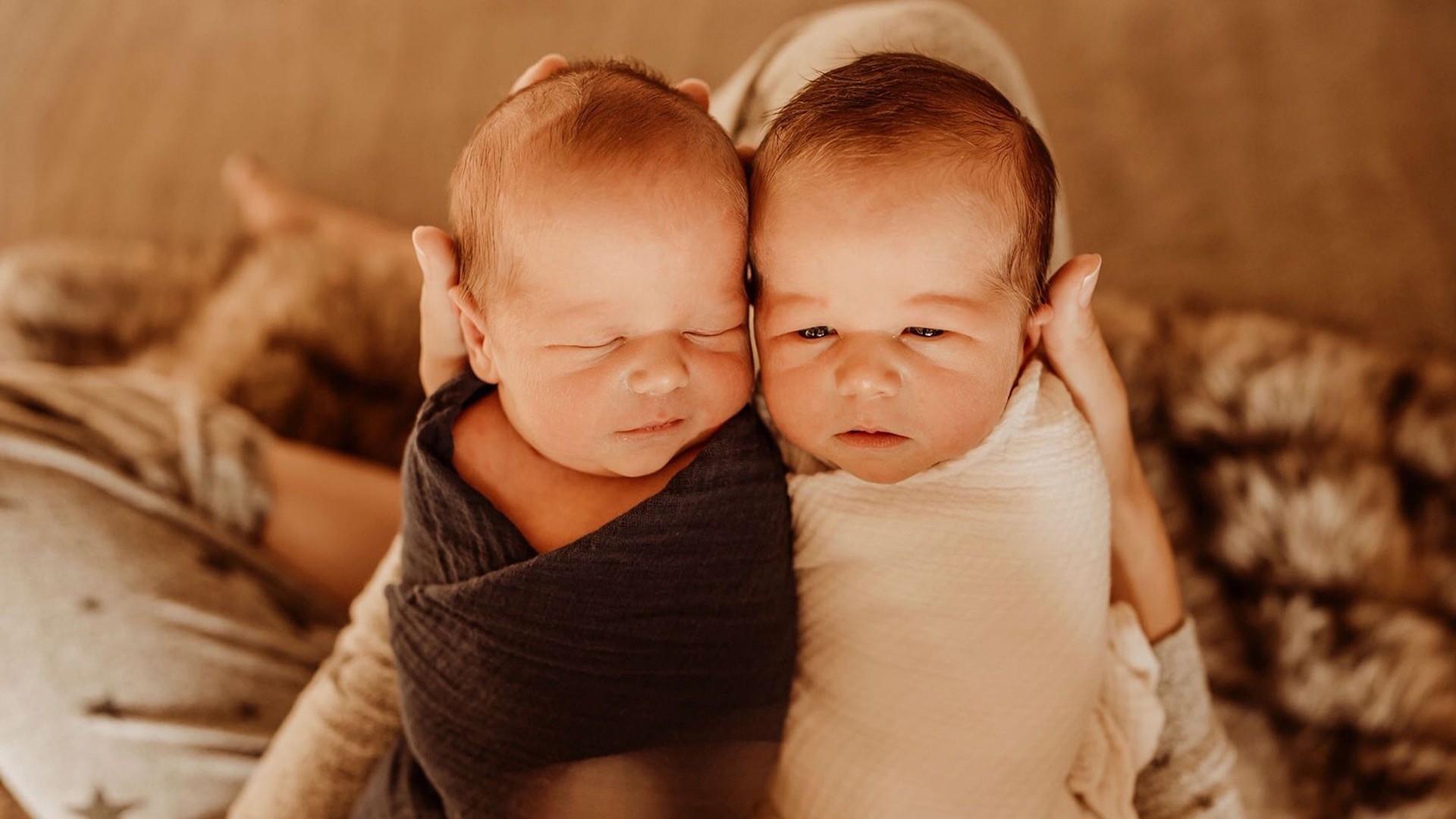 Близнецы мальчики. Найди близнецов. Двойняшки. One of twins. Как назвать мальчиков близнецов.