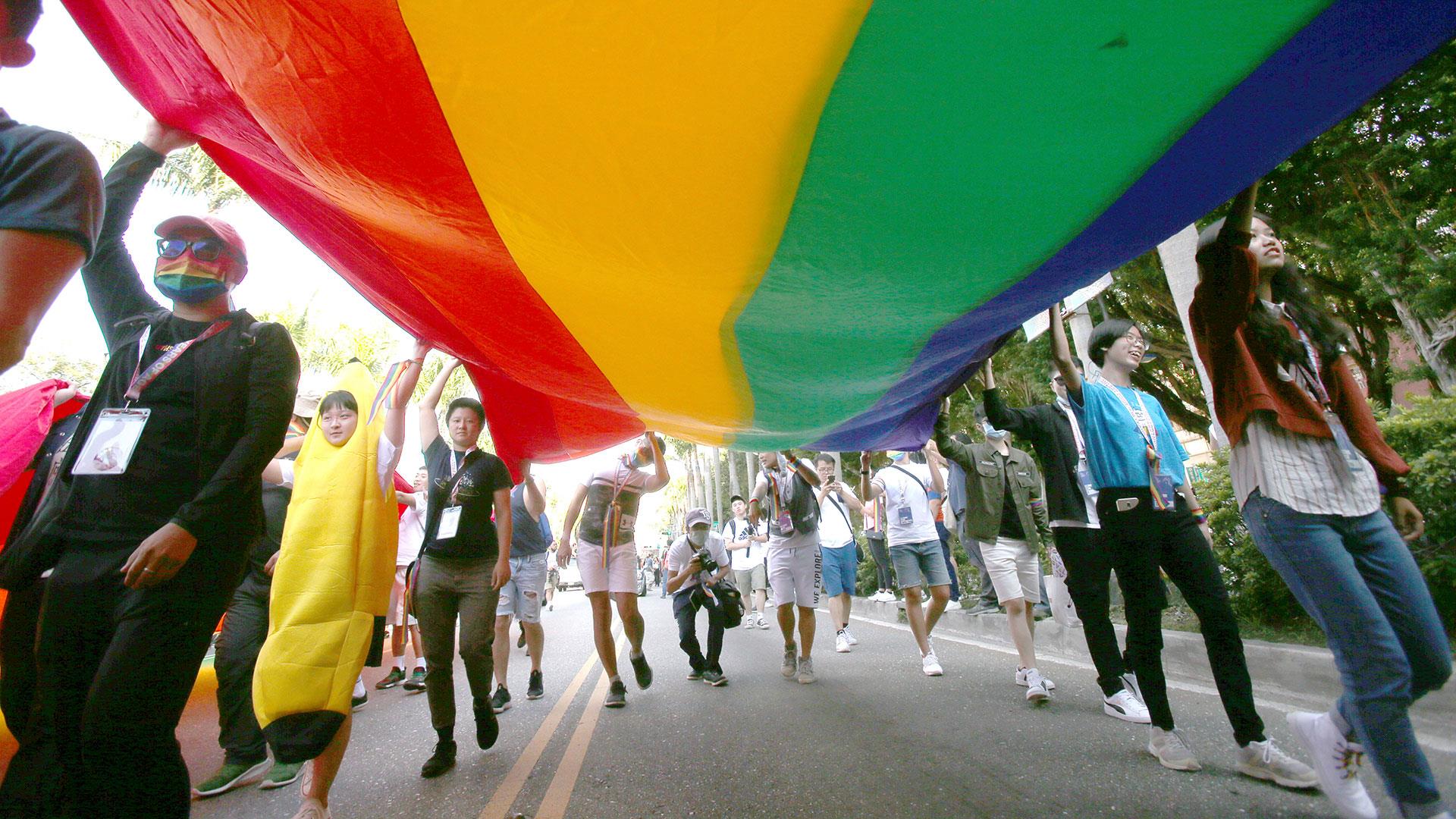 Прайд новости. Прайд новости. Pride parad. Парад в латвии прикол видео. Прайд новости.