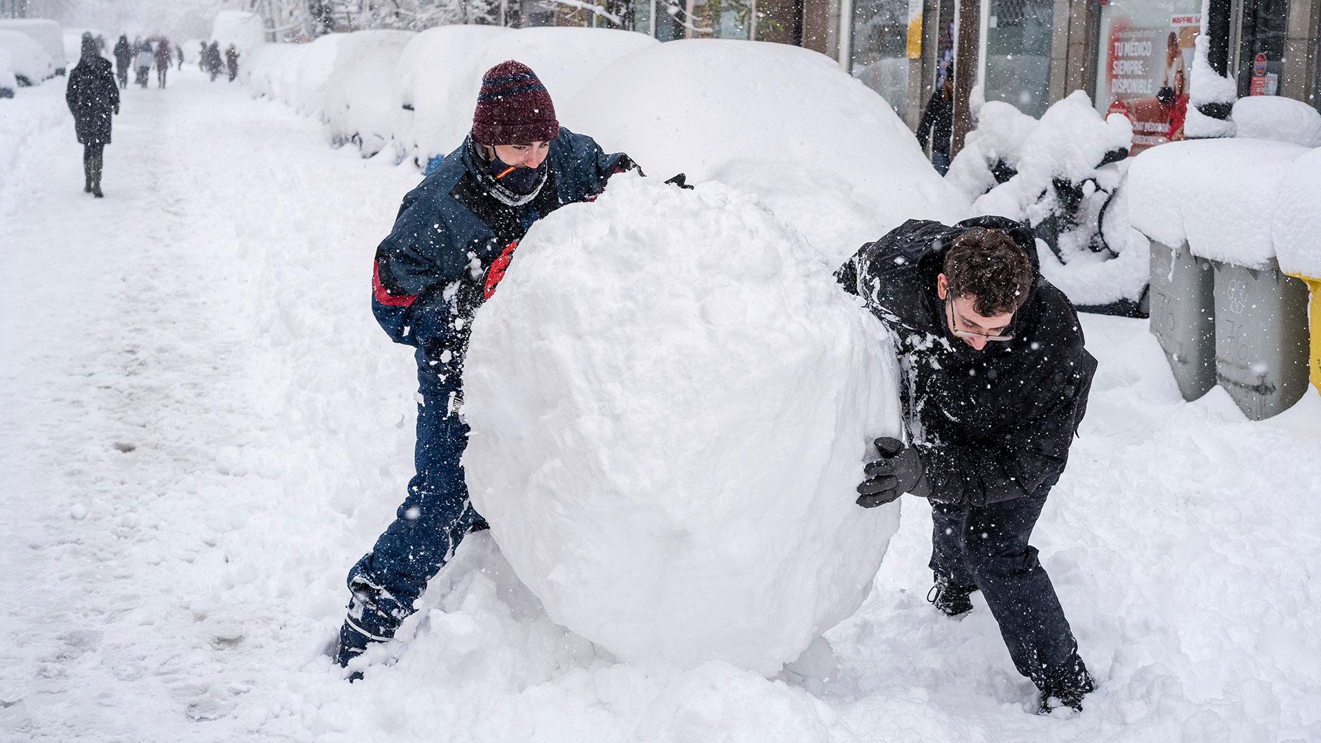 Madrid Residents Start Enormous Snowball Fight