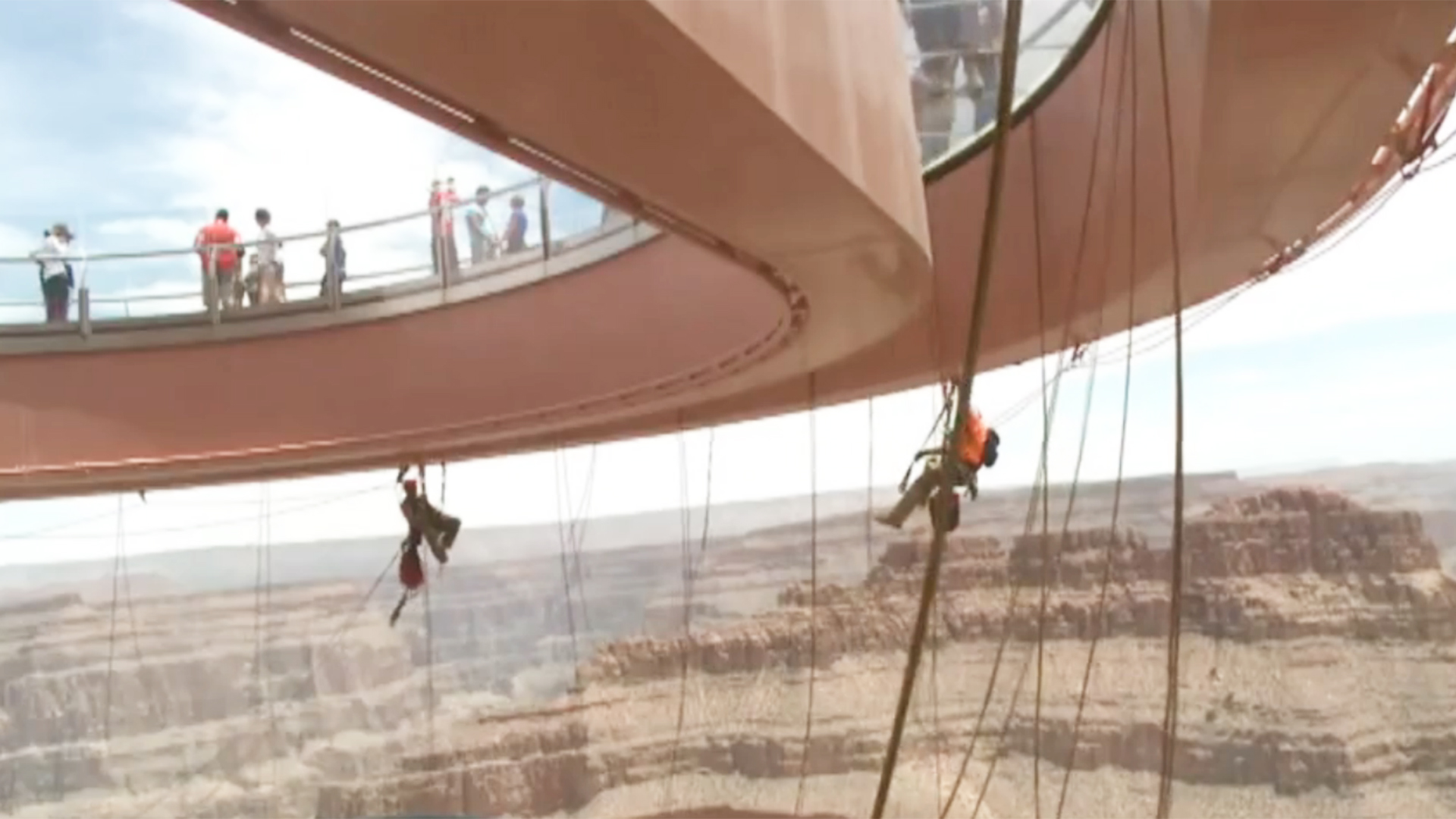 Workers Dangling 4,000ft To Clean Grand Canyon Skywalk, image size:1920x1080