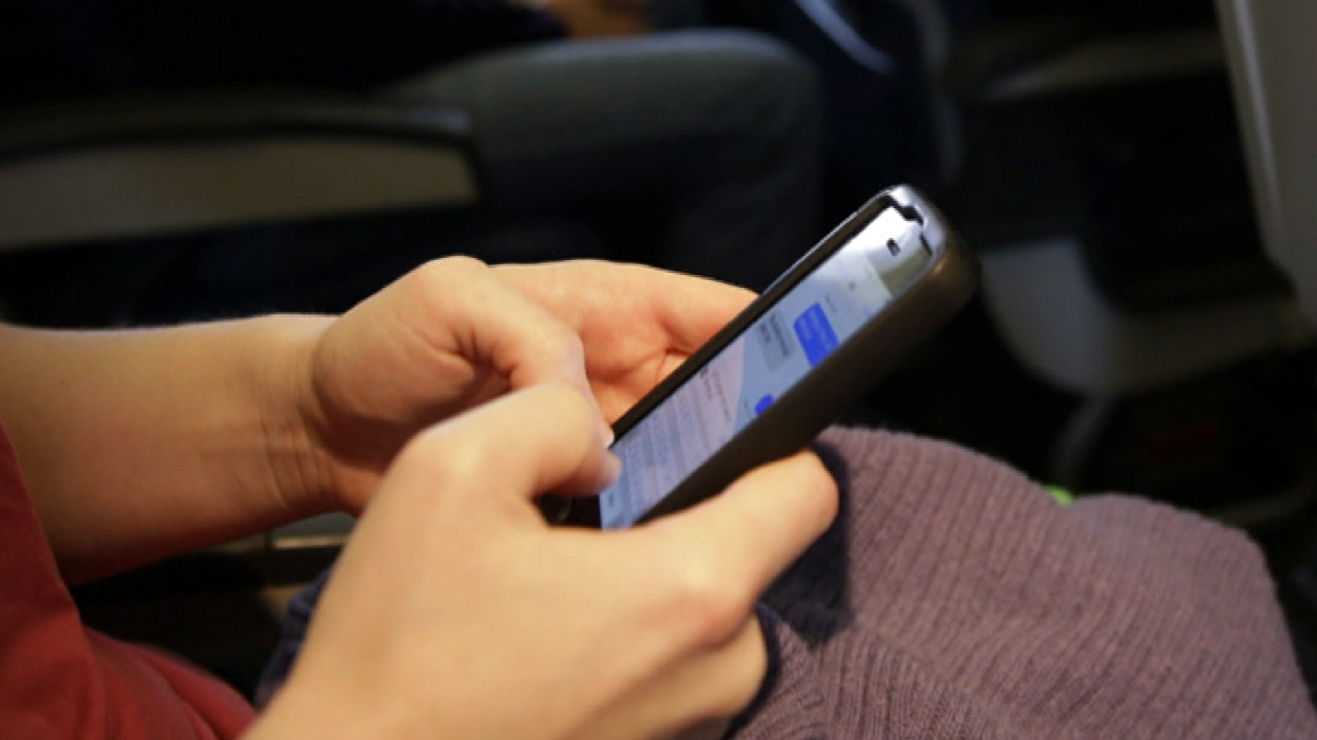 Можно пользоваться телефоном и интернетом. Wi-Fi на борту s7. Пользоваться телефоном в самолете. Можно ли пользоваться интернетом в самолете во время полета. Почему в самолёте нельзя пользоваться интернетом.