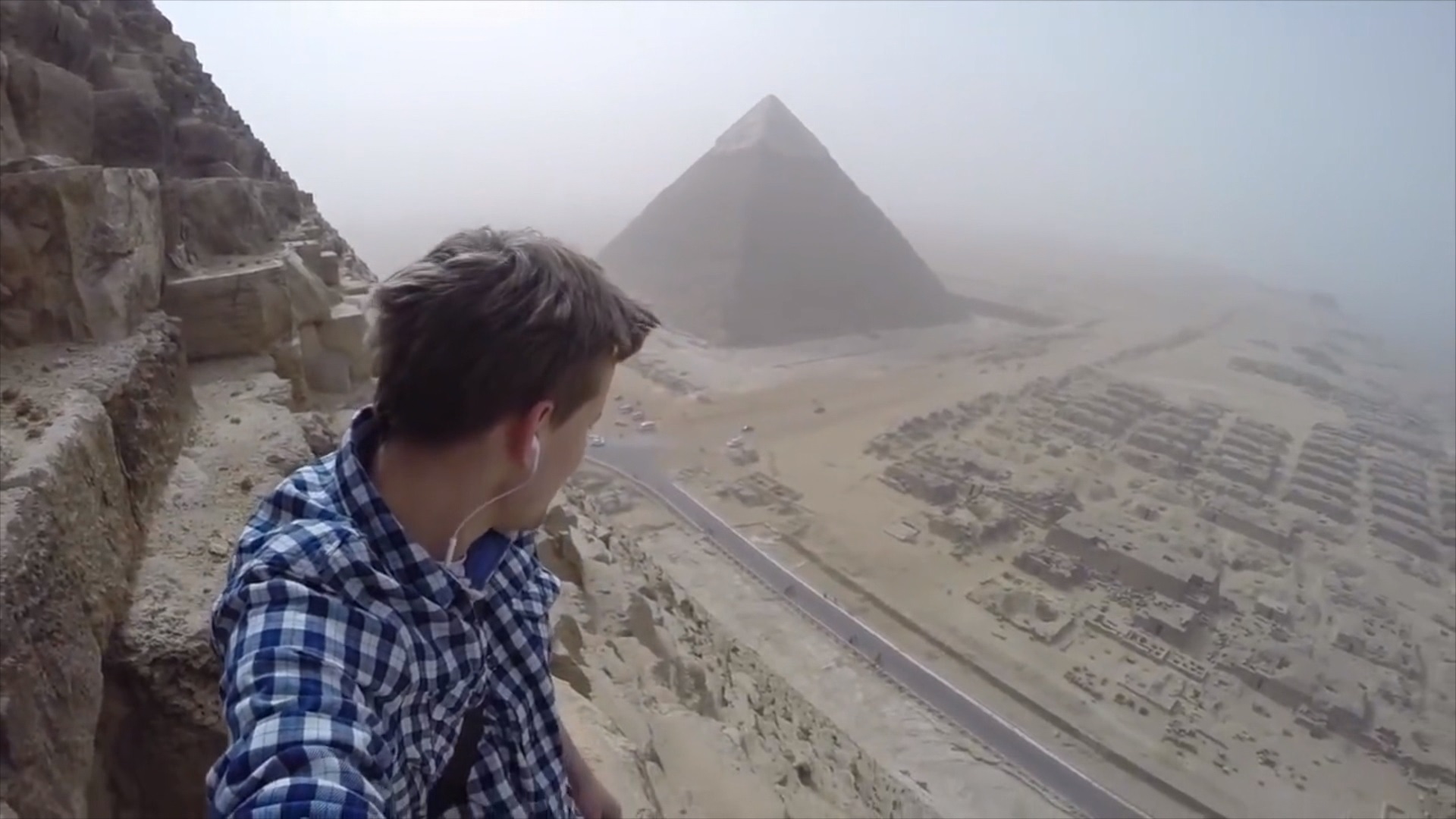 Почему в египте нельзя. Вершина пирамиды в Египте. Пирамида Хеопса туристы. Человек на вершине пирамиды Хеопса. Пирамида Хеопса Золотая вершина.