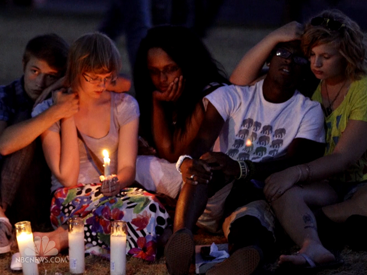 Сша скорбит. Могила женщины. Байден с солдатами. Ижевск соболезнуем. Американский траурный флаг.