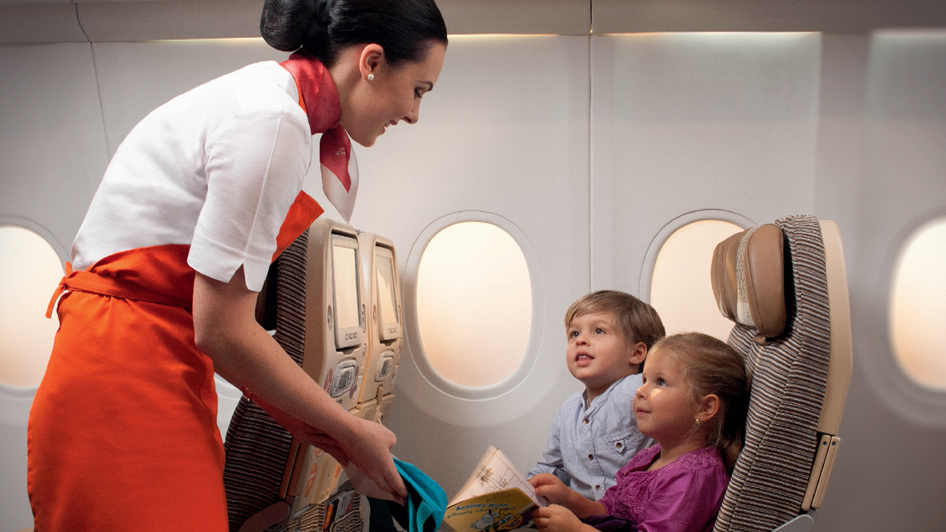 Дети на борту самолета. Самолет для детей. Пассажиры с малышами в самолете. Несопровождаемый ребенок в самолете. Родители с детьми в самолете.