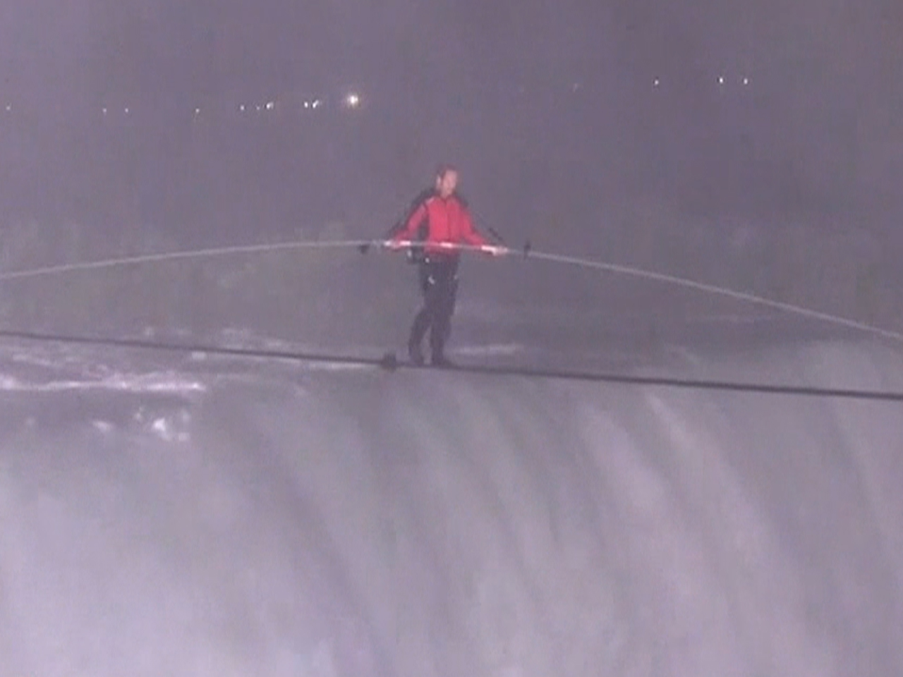 Daredevil completes high wire walk across Niagara Falls