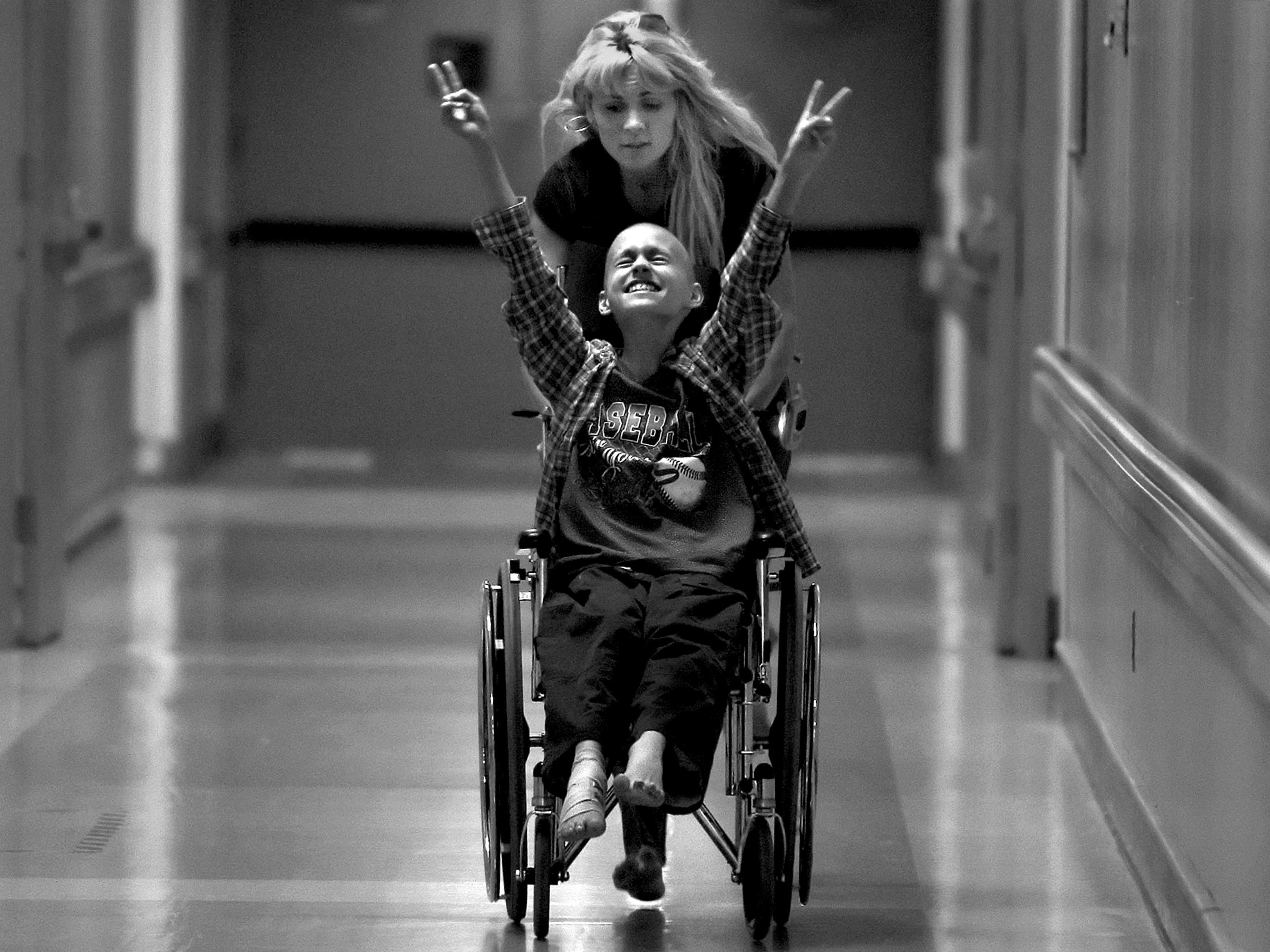 Тяжелая жизнь мам. Дети инвалиды. Инвалид чб. Счастливые инвалиды. Инвалиды картинки.