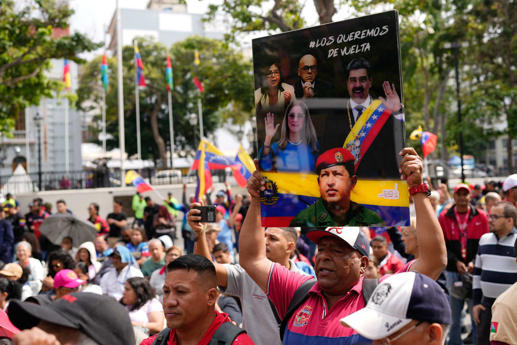 Personas reunidas en Caracas por la comparecencia de Nicolás Maduro y Cilia Flores ante un tribunal de Nueva York, el 26 de marzo de 2026. 