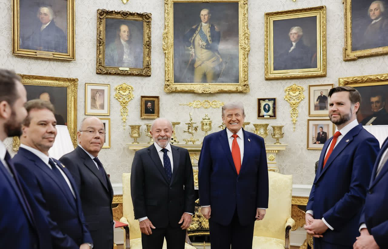 Lula da Silva and Donald Trump smile for a photo inside the Oval Office.