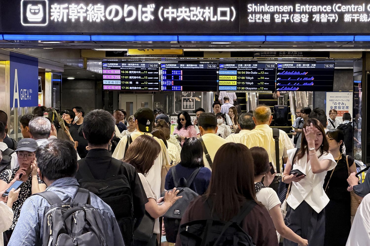 Strong quake jolts southwestern Japan