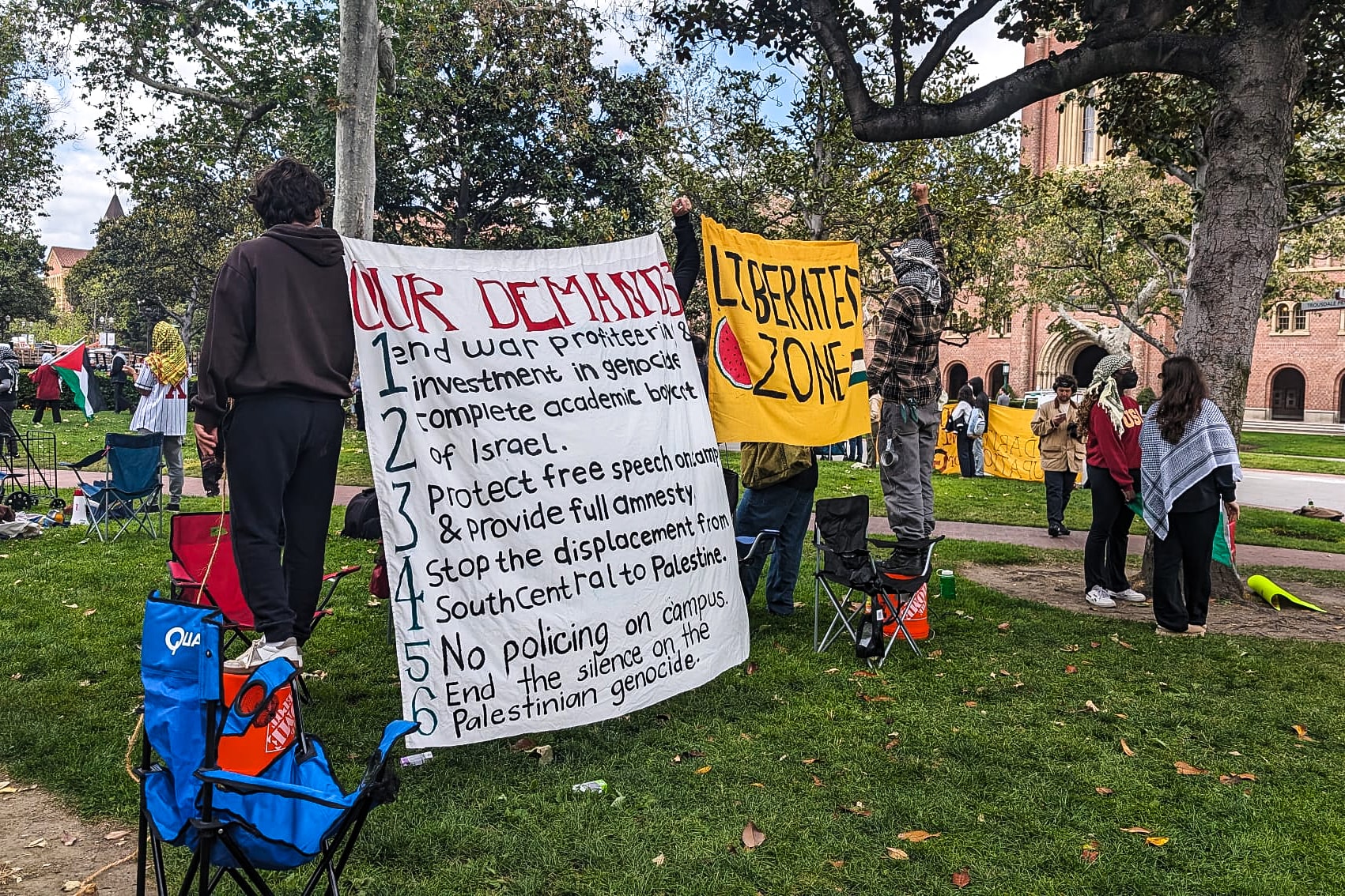 Gaza solidarity protestors clash with police in Alumni Park on USC campus on April 24, 2024.